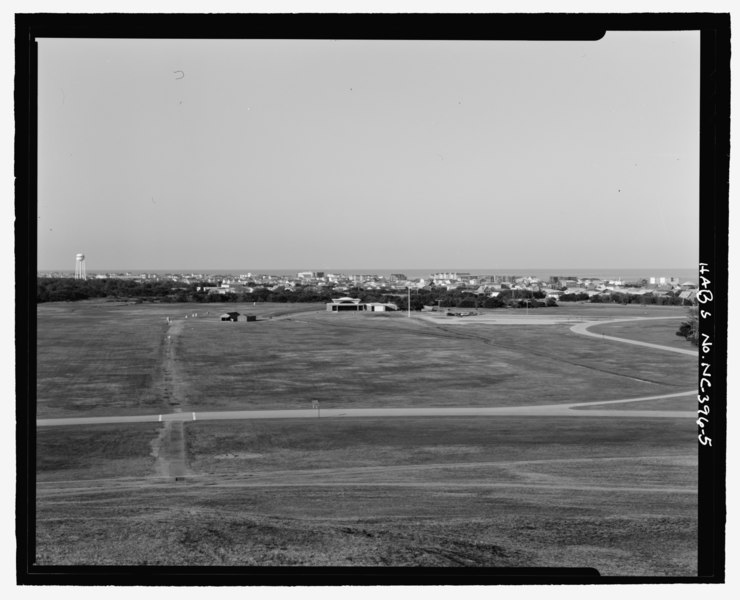 File:Context, from atop Kill Devil Hill, view to north - Wright Brothers National Memorial Visitor Center, Highway 158, Kill Devil Hills, Dare County, NC HABS NC-396-5.tif