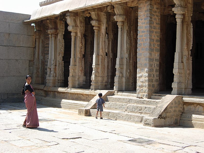 File:Courtyard Hampi.jpg