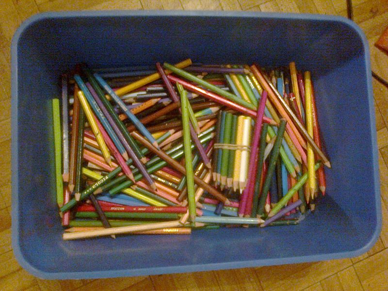 File:Crayons de couleur dans une boîte bleue.jpg