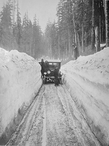 Tập_tin:Crossing_the_Cascades_in_June_1916.jpg