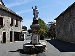 Fontaine surmontée d'une statue de l'Immaculée Conception dans le bourg.