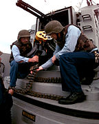 Nạp đạn 20mm cho hệ thống Mk-15 Phalanx trên tàu USS John S. McCain (DDG 56), ngoài khơi vùng biển phía nam Iraq, ngày 11 tháng 2 năm 1998.