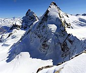 La montagna vista da ovest. Alle spalle il Cervino.