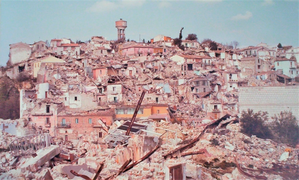 Destruction a Conza della Campania suite au Seisme d'Irpinia du 23 novembre 1980.png