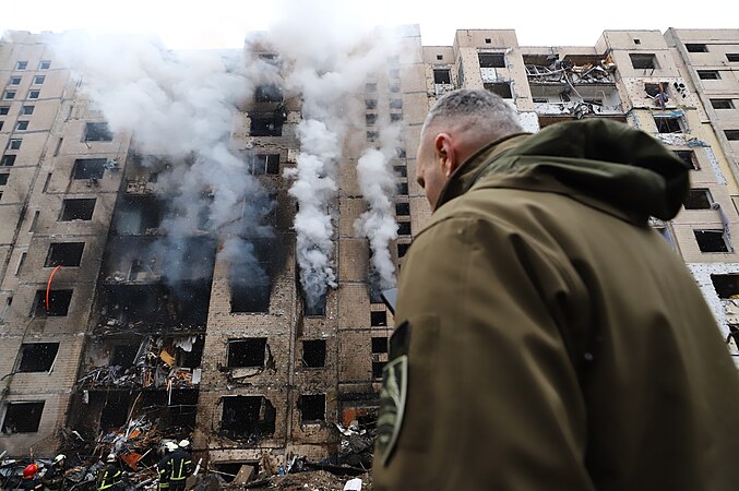 Мэр Киева Виталий Кличко осматривает дом в Соломенском районе Киева, повреждённый при российской ракетной атаке города утром 2 января 2024 года. В этом доме погибли два человека и ранены 49.
