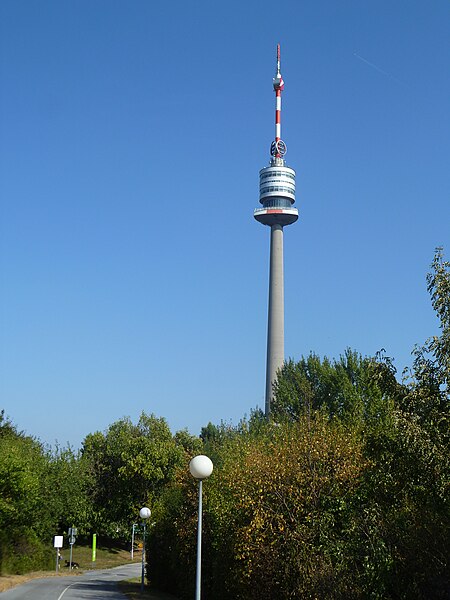 File:Donauturm im Donaupark.JPG