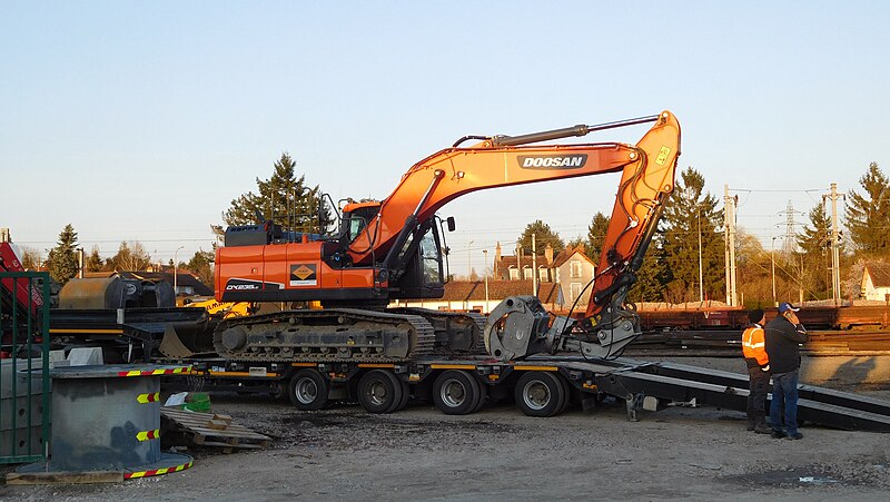 File:Doosan DX235LC on a trailer.jpg