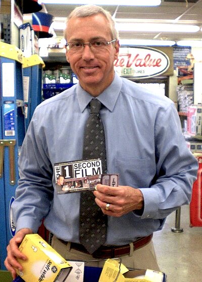 Drew Pinsky appeared once a week on the series to discuss the events in the house. DrDrew1SecondFilm.jpg