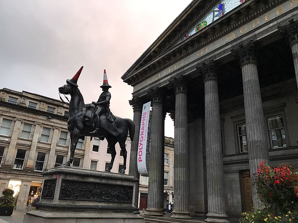 Statue équestre du duc de Wellington devant le GOMA de Glasgow - Photo de Dmso