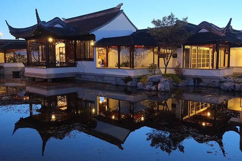 File:Entrance hall reflecting in the lake in the evening (Dunedin Chinese Garden).jpg