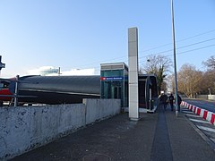 Totem marquant l'entrée de la gare sur avenue de la Paix.