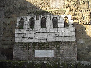 Los restos de la puerta de Honorio.