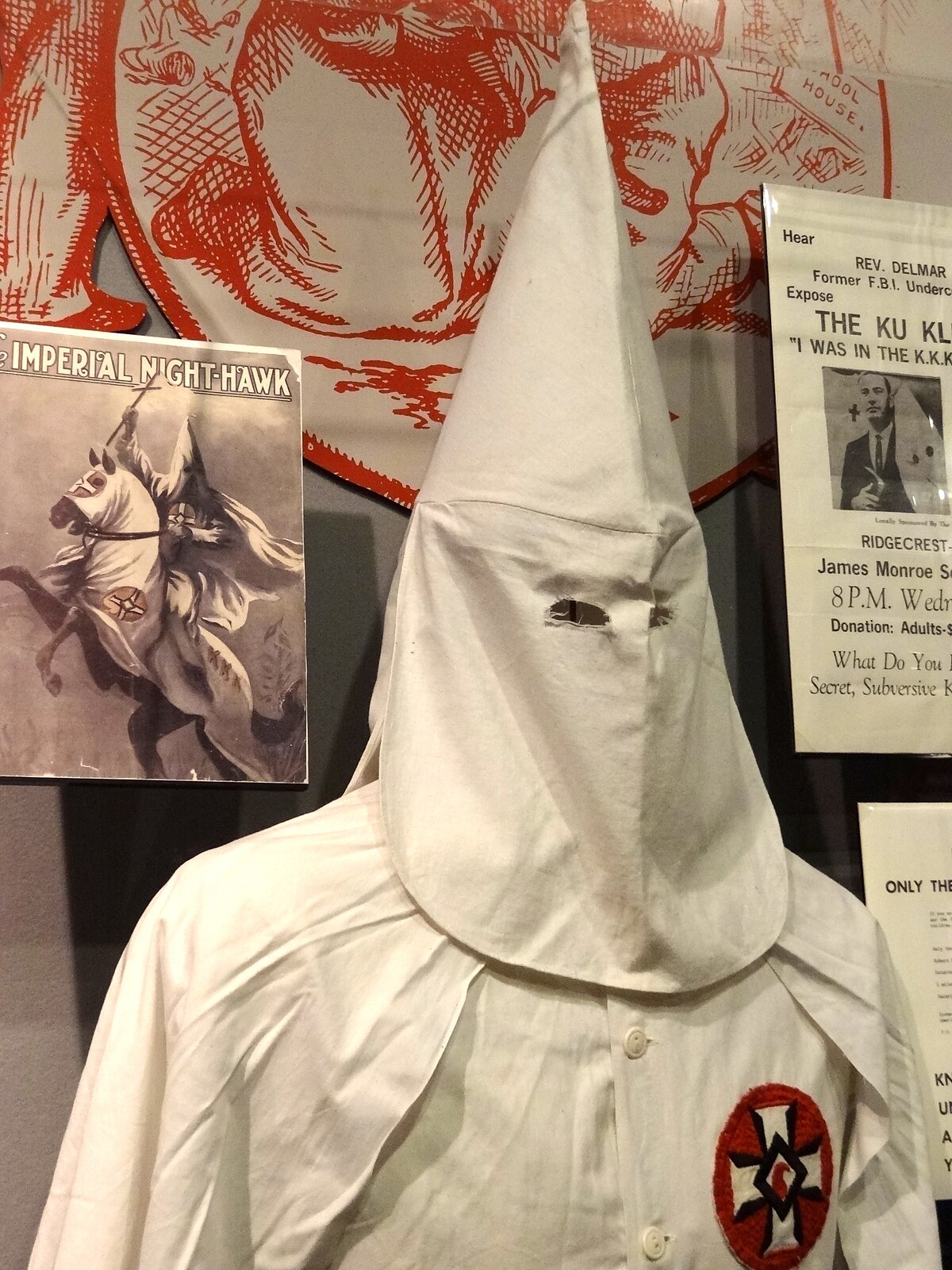 Peignoir Ku Klux Klan au musée — Photo éditoriale © lokki61099