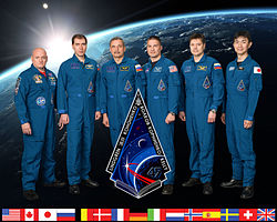 v.  l.  Til høyre: Scott Kelly, Sergei Wolkow, Michail Kornijenko, Kjell Lindgren, Oleg Kononenko og Kimiya Yui