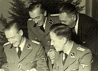 Vánoce 1942 ve Westerborku (zleva doprava) Albert Konrad Gemmeker, Hassel, Ferdinand aus der Fünten a Scheltnes of Lippmann, Rosenthal & Co.