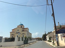 Straße mit der Kirche St. Charalampos