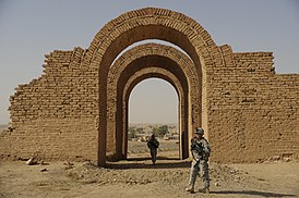 Солдаты США возле руин Ашшура, 2008