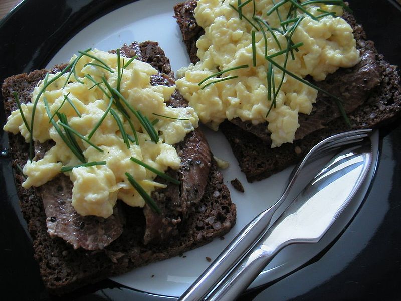 File:Flickr - cyclonebill - Rugbrød med peberkippers og røræg.jpg