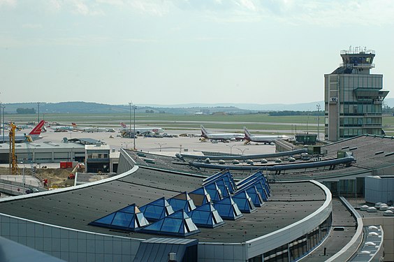 Flughafen Wien Schwechat mit altem Tower