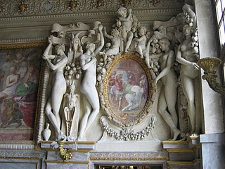 Stuccoveistoksia oven päällä Fontainebleaussä, luultavasti Francesco Primaticcion, joka on maalannut ovaalin maalauksen, 1530- tai 1540-luku.