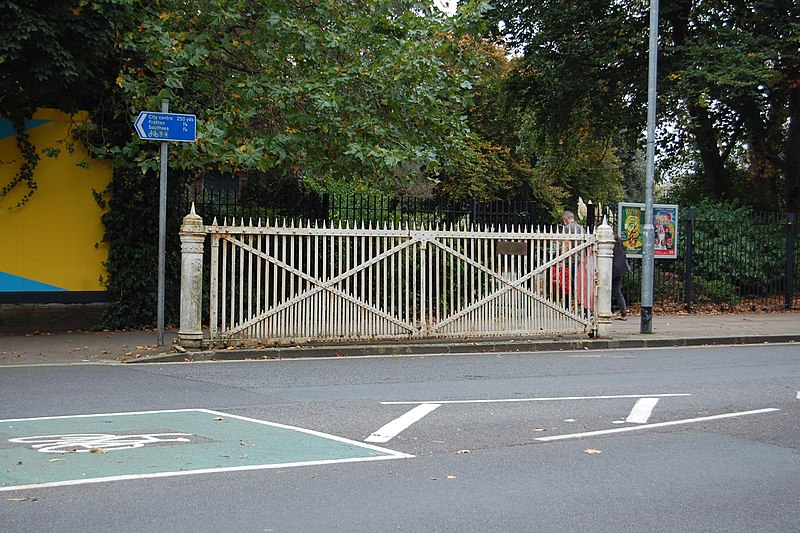 File:Former Level Crossing Gate, Edinburgh Road, Portsmouth (October 2017) (1).JPG