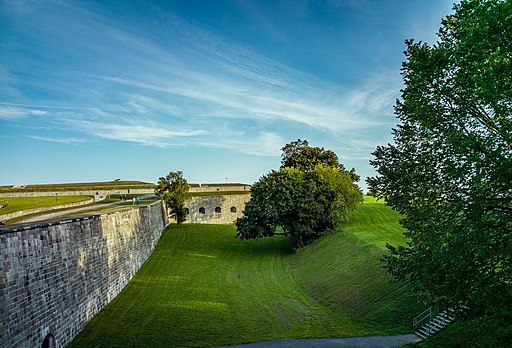 Blick südostwärts entlang der Stadtmauer (Feldseite) auf die Zitadelle von Québec (Oberstadt). Fortification de Quebec ville