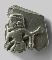 Fragment d'une palette cérémonielle illustrant un homme et un type de bâton, environ 3200–3100 AEC, Naqada III tardif