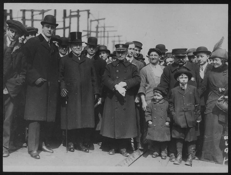 File:Franklin D. Roosevelt at the Brooklyn Navy Yard - NARA - 197022.tif