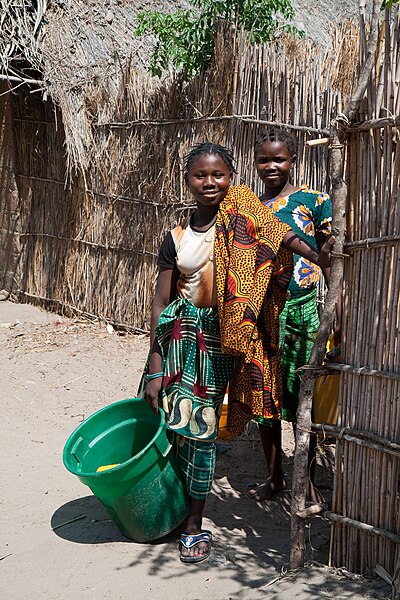 File:Gêba girls.jpg