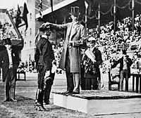 Lilliehöök vastaanottaa laakeriseppeleen kuningas Kustaa V:ltä Tukholman olympialaisissa 1912.