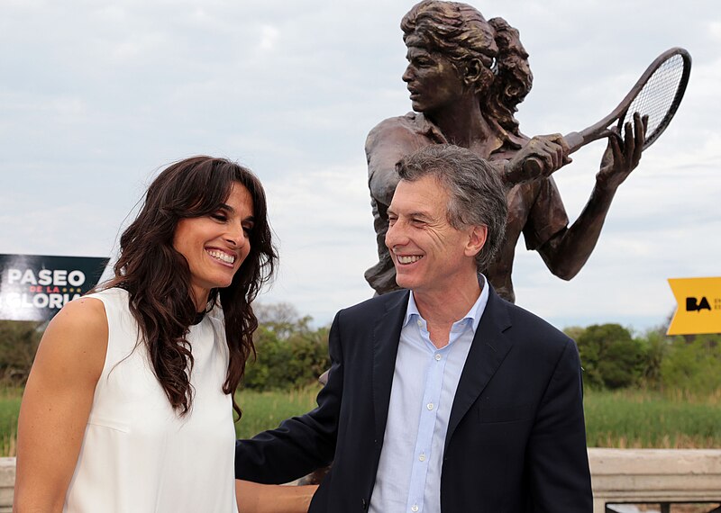 File:Gaby sabatini y macri.jpg