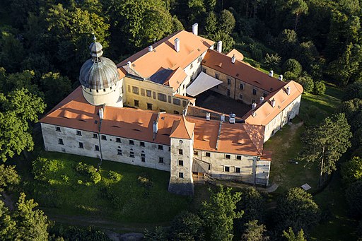 Vogelperspektive auf Burg Grabštejn (Grafenstein) in Tschechien