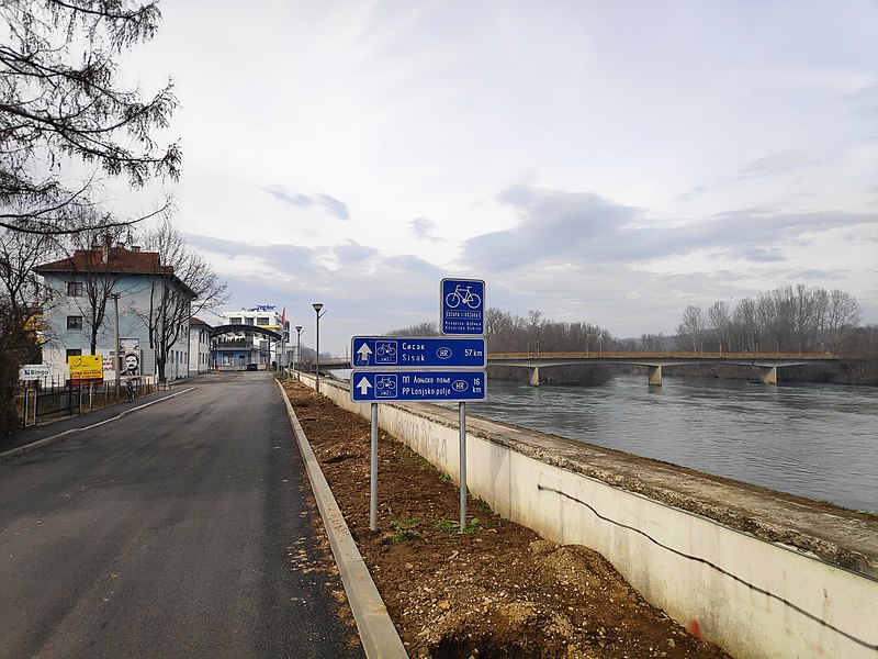 File:Granični prelaz Kozarska Dubica i reka Una.jpg