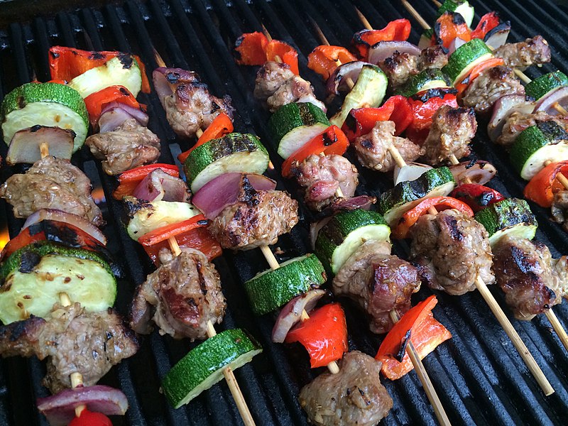 File:Grilling lamb kebabs.jpg