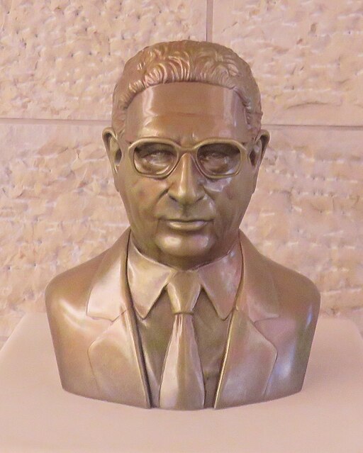 Haim Corfu bust at Ben Gurion International Airport - 2018-11-02 - IMG 1818