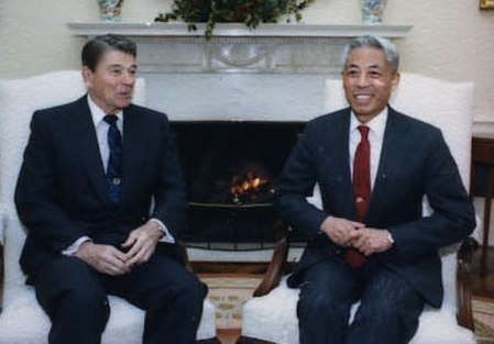 Han Xu (diplomat) and Ronald Reagan.jpg