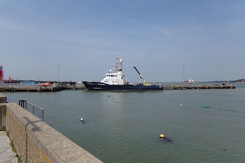 File:Harwich Harbour - geograph.org.uk - 5516464.jpg