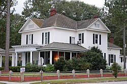 House in the Tifton Residential Historic Disctict, Tifton, GA, US (03).jpg
