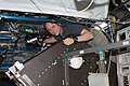 Astronauta checa vazamento no sistema de purificação de água no módulo Unity.
