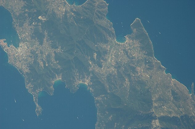 Portoferraio (left) and Marina di Campo (Campo nell'Elba) on Elba island