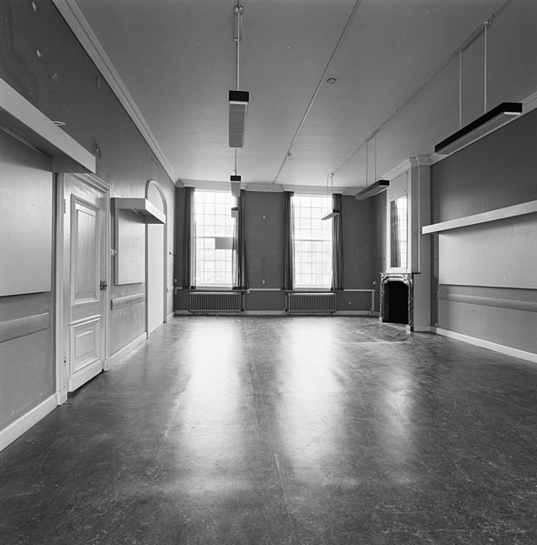 File:Interieur eerste verdieping, overzicht voorkamer - Leiden - 20327353 - RCE.jpg