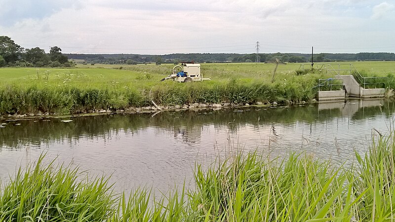 File:Irrigation pump at work on New River Ancholme - geograph.org.uk - 5073046.jpg