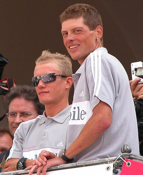 File:Jan Ullrich mit Alexander Vinokourov beim Tour-de-France-Empfang im Alten Rathaus Bonn.jpg