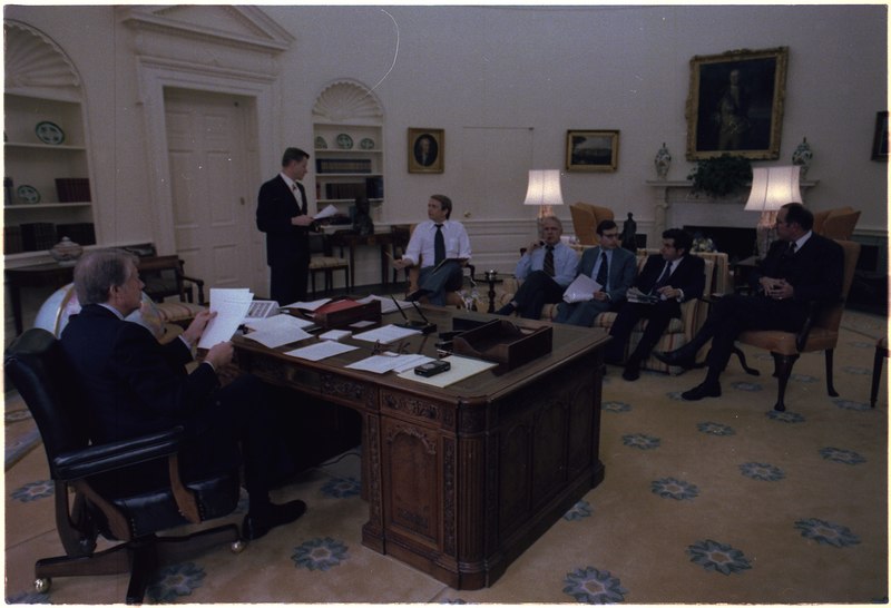 File:Jimmy Carter holds a staff meeting in the Oval Office - NARA - 178305.tif