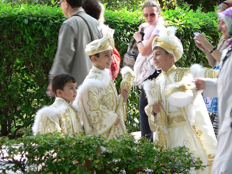 File:Jongetjes in prinsenkledij voor besnijdenisfeest.JPG