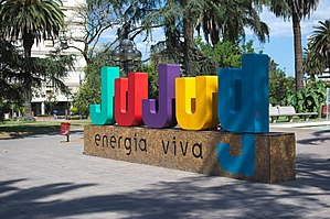 Lema de San Salvador de Jujuy, en la plaza de Belgrano