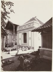 KITLV 3849 - Kassian Céphas - Grave House for Pasar Gede after restoration in the years 1903-1904 by Susuhunan Pakubuwana X and Sultan Hamengkoeboewana VII - 1904.tif