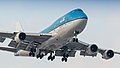 KLM 747-400 on final approach for runway 36C (38726914560).jpg
