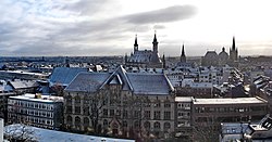 Panoramic view o Aachen, includin Kaiser-Karls-Gymnasium (foregrund), ceety haw (back centre) an cathedral (back richt)