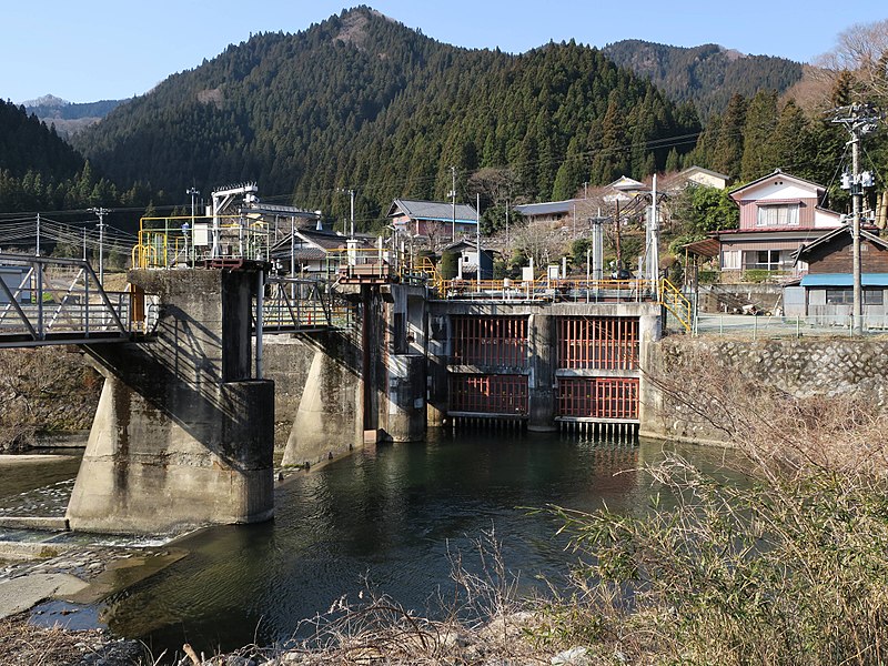 File:Kakinosawa Power Station weir 3.jpg